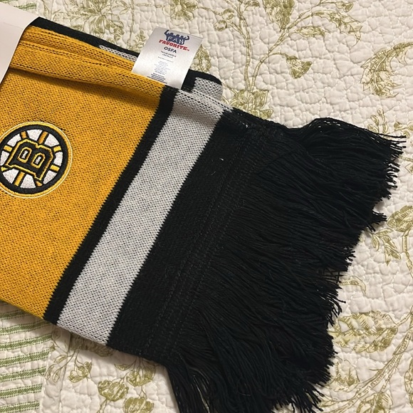 NWT Boston Bruins Scarf & Glove Set NHL 🏒 ❄️ - Picture 4 of 6